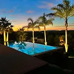 Villa D'exception Avec Piscine A Debordement - Vue Panoramique *