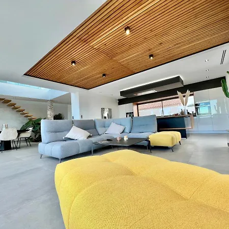 Villa D’exception Avec Piscine à Débordement - Vue Panoramique *